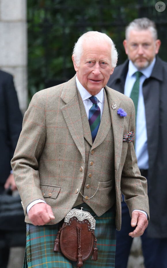 Le roi Charles III d'Angleterre, accueilli par des soldats de la compagnie Balaklava, 5e bataillon du Royal Regiment of Scotland devant le château de Balmoral (Ecosse), où le souverain débute ses vacances d'été, le 19 août 2024.