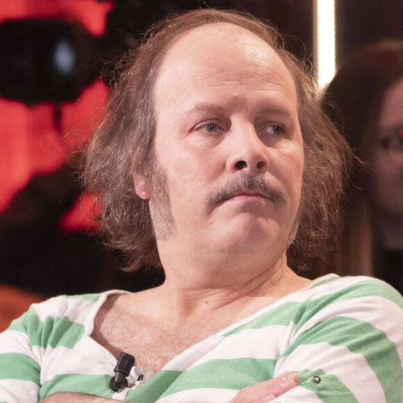 "Et m'est revenu le souvenir du petit Bruno, petit malgré ses huit années de plus que moi. Bruno, celui qui avait lu tant de livres à travers ses épaisses lunettes, parlait mieux qu'on ne parlerait jamais, mais disait déjà de la m****", a t-il concu. Ambiance !
Exclusif - Philippe Katerine - Sur le plateau de l'émission OEED (On Est En Direct) présentée par L.Salamé et L.Ruquier - Paris le 12/03/2022 - © Jack Tribeca / Bestimage