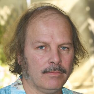 Et de compléter : "Moi, Philippe, toi, Bruno, il s'agit de la 8ᵉ génération, en 1779, aux Epesses, dans le 85, juste avant la guerre de Vendée".
Philippe Katerine au photocall du film "Tralala" lors du 14ème Festival du Film Francophone d'Angoulême, France, le 27 août 2021. © Coadic Guirec/Bestimage