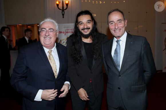 Le violoniste Nemanja Radulović entre Jean-Michel Aubrun et Hervé Michel-Dansac à la soirée de gala Enfance Majuscule à Salle Gaveau à Paris le 7 octobre 2024. Enfance Majuscule milite activement pour une libération de la parole des victimes, et pour une réelle prise en compte par les pouvoirs publics des violences et des maltraitances quotidiennes subies par les enfants. © Bertrand Rindoff / Bestimage 