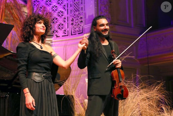 Les artistes du concert, Stéphanie Fontanarosa et Nemanja Radulović à la soirée de gala Enfance Majuscule à Salle Gaveau à Paris le 7 octobre 2024. Enfance Majuscule milite activement pour une libération de la parole des victimes, et pour une réelle prise en compte par les pouvoirs publics des violences et des maltraitances quotidiennes subies par les enfants. © Bertrand Rindoff / Bestimage 