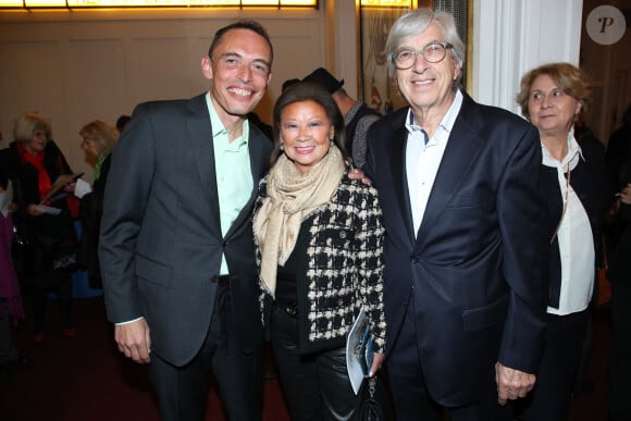 Arnaud Askoy, Jeanne d'Hauteserre (maire du 8e arrondissement de Paris) et le producteur d'Arnaud à la soirée de gala Enfance Majuscule à Salle Gaveau à Paris le 7 octobre 2024. Enfance Majuscule milite activement pour une libération de la parole des victimes, et pour une réelle prise en compte par les pouvoirs publics des violences et des maltraitances quotidiennes subies par les enfants. © Bertrand Rindoff / Bestimage 