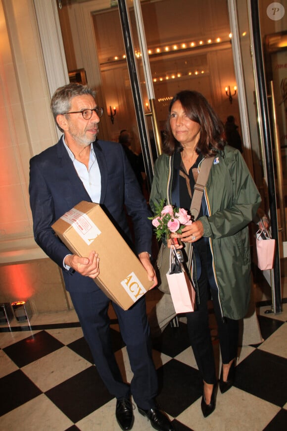 Michel Cymes et sa femme Nathalie lors de la soirée de gala "Enfance Majuscule" au profit de l'enfance maltraitée à la Salle Gaveau à Paris le 7 octobre 2024. Enfance Majuscule milite activement pour une libération de la parole des victimes, et pour une réelle prise en compte par les pouvoirs publics des violences et des maltraitances quotidiennes subies par les enfants. © Philippe Baldini / Bestimage 