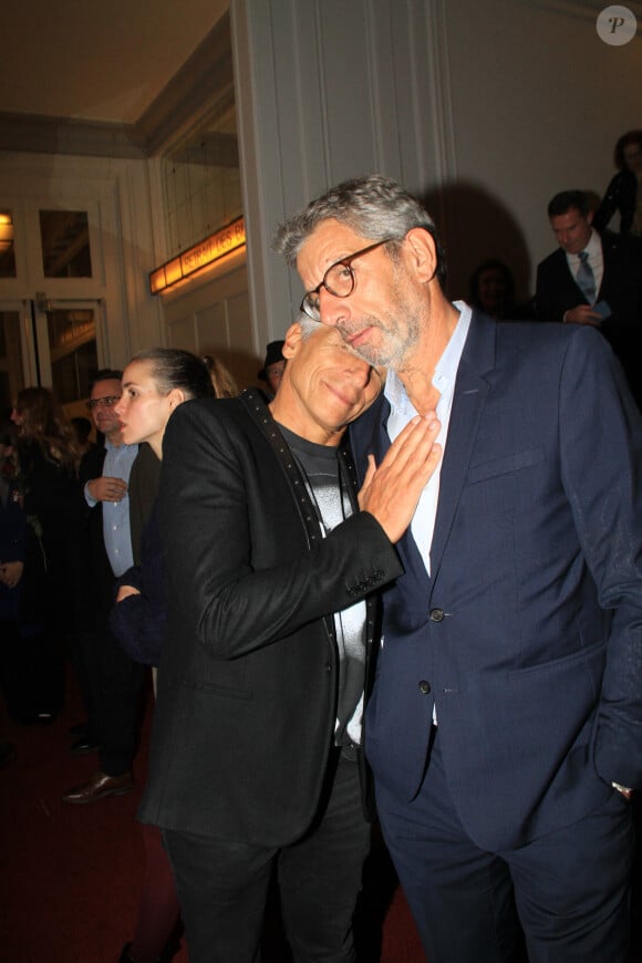 Devant les photographes, le tandem a eu le mérite de faire le show sous le regard amusé des autres convives.
Nagui et Michel Cymes lors de la soirée de gala "Enfance Majuscule" au profit de l'enfance maltraitée à la Salle Gaveau à Paris le 7 octobre 2024. Enfance Majuscule milite activement pour une libération de la parole des victimes, et pour une réelle prise en compte par les pouvoirs publics des violences et des maltraitances quotidiennes subies par les enfants. © Philippe Baldini / Bestimage 