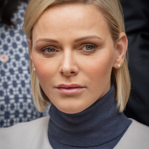 Cela faisait cinq ans qu'elle n'avait pas eu les cheveux aussi longs !
La Princesse Charlène de Monaco offre des cadeaux aux personnes défavorisées au bureau de la Croix-Rouge monégasque dans le cadre des célébrations de la fête nationale monégasque, Monaco le 15 novembre 2019