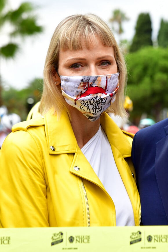 La princesse Charlene de Monaco durant le 1er jour du Tour de France 2020 à Nice, le 29 août 2020.