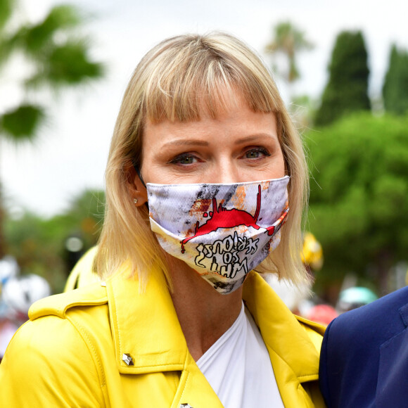 La princesse Charlene de Monaco durant le 1er jour du Tour de France 2020 à Nice, le 29 août 2020.