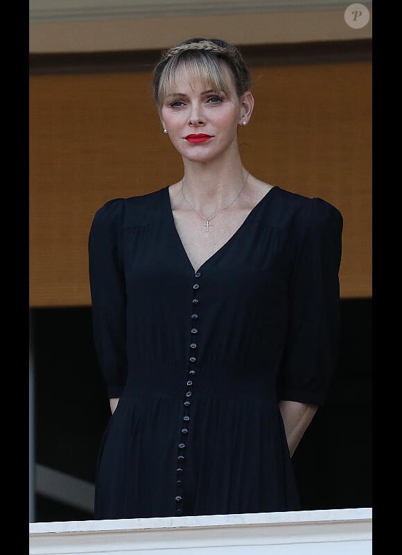 La princesse Charlène de Monaco - La famille princière de Monaco assiste au feu de la Saint Jean dans la cours du palais princier à Monaco le 23 juin 2020. La soirée est animée par le groupe folklorique "La Palladienne"