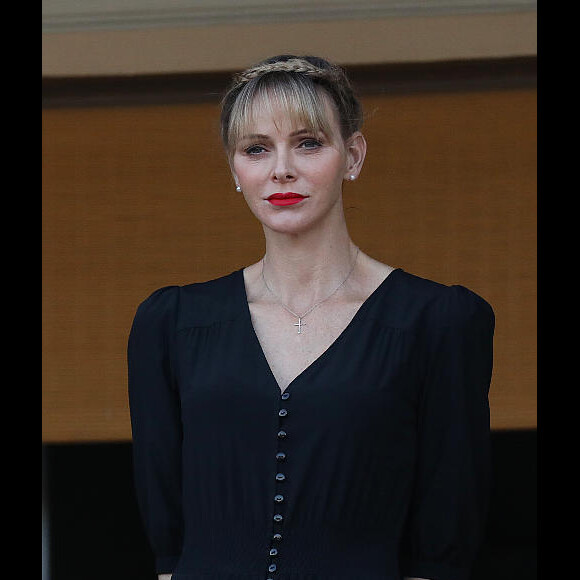 La princesse Charlène de Monaco - La famille princière de Monaco assiste au feu de la Saint Jean dans la cours du palais princier à Monaco le 23 juin 2020. La soirée est animée par le groupe folklorique "La Palladienne"