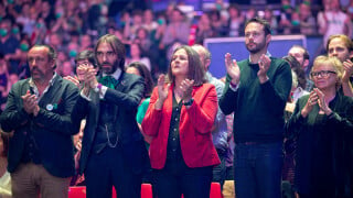 Cette femme politique fière d'être en couple avec un homme de 12 ans de moins qu'elle, une collègue voulait le lui piquer !