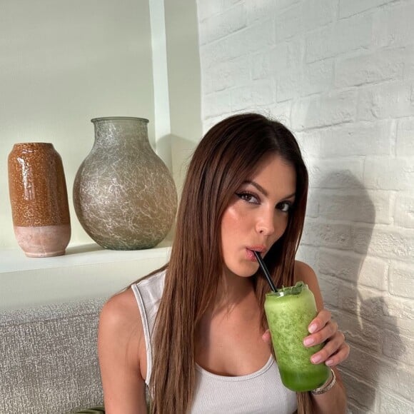 Traduction : comment canaliser ses envies de sucre. Alors forcément, ils sont nombreux les experts à donner leurs astuces pour calmer les fringales des becs sucrés. 
Iris Mittenaere boit un Matcha sur Instagram