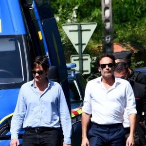 Anthony Delon et son demi-frère Alain-Fabien découvrent les hommages devant les grilles de la propriété de Douchy, quelques heures avant les obsèques de leur père, A.Delon, le 24 août 2024.