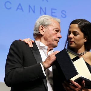 Alain Delon (avec un badge Paris Match d'une ancienne couverture du magazine titrant "Alain Delon, mes deux amours, Rosalie et Anouchka) et sa fille Anouchka (Robe Elie Saab) - Remise de la Palme d'Honneur à Alain Delon lors du 72ème Festival International du Film de Cannes. On may 19th 2019 © Jacovides-Moreau / Bestimage 