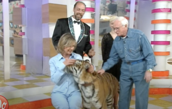 "On a pas répété hein..." chuchote l'animatrice, très inquiète et sûrement anxieuse d'avoir accepté cette démonstration.
Dorothée et Michel Klein avec mademoiselle Dina