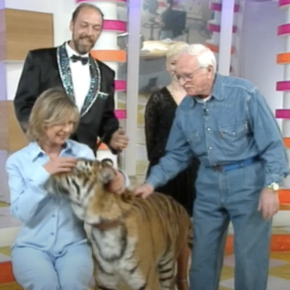 "On a pas répété hein..." chuchote l'animatrice, très inquiète et sûrement anxieuse d'avoir accepté cette démonstration.
Dorothée et Michel Klein avec mademoiselle Dina