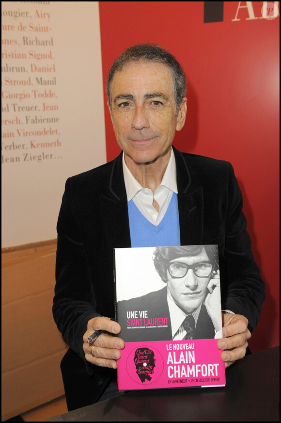 Alain Chamfort lors du Salon du livre à Paris le 28 mars 2010