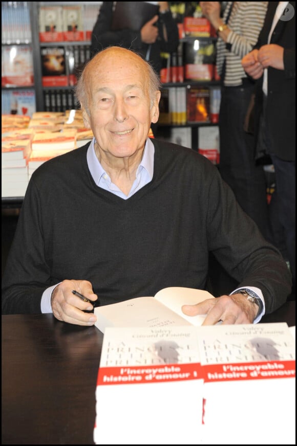 Valery Giscard d'Estaing lors du Salon du livre à Paris le 28 mars 2010