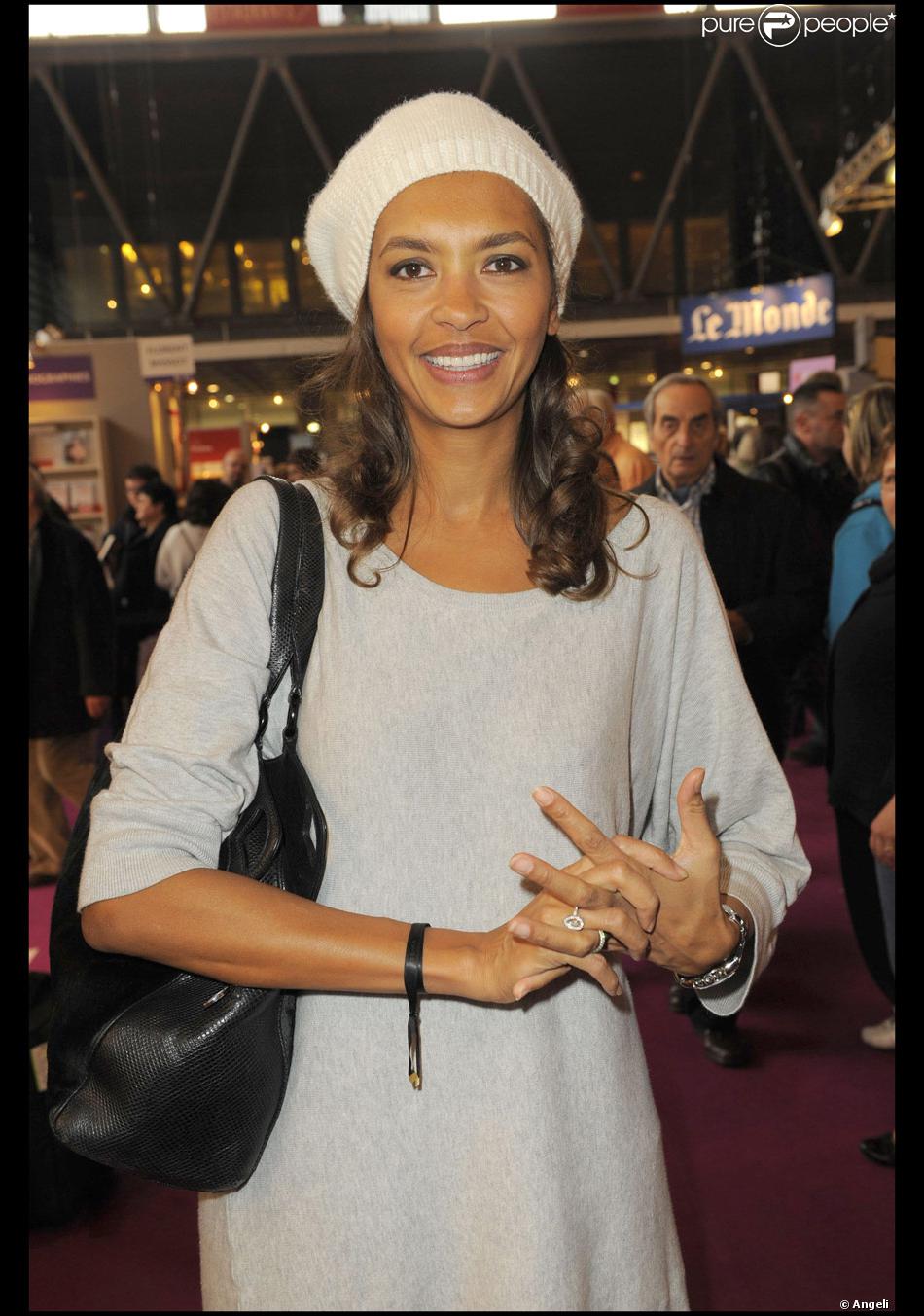 Karine Le Marchand lors du Salon du livre à Paris le 28 ...