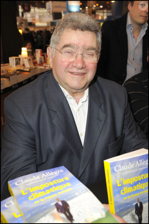 Claude Allègre lors du Salon du livre à Paris le 28 mars 2010