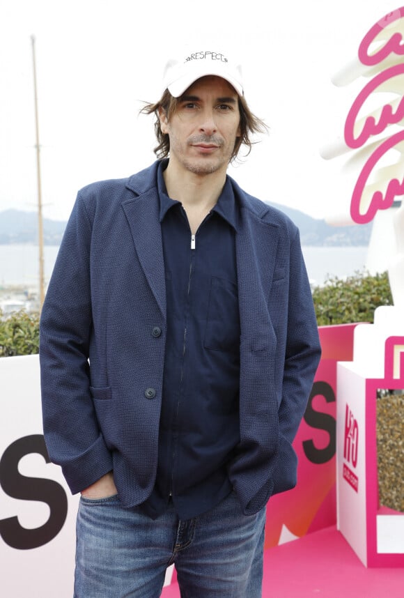 Thomas Scimeca - Photocall de la série "Le Flambeau, les aventuriers de Chupacabra" lors de la 5ème édition du Festival International Canneseries à Cannes. Le 6 avril 2022 © Denis Guignebourg / Bestimage