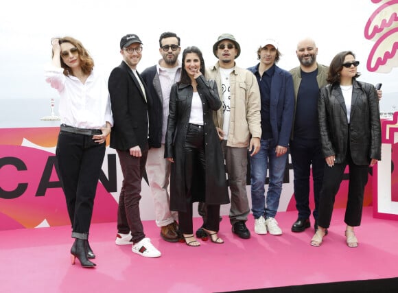 Natacha Lindinger, Sébastien Chassagne, Jonathan Cohen, Geraldine Nakache, Mister V, Thomas Scimeca, Jerome Commandeur et Laura Felpin - Photocall de la série "Le Flambeau, les aventuriers de Chupacabra" lors de la 5ème édition du Festival International Canneseries à Cannes. Le 6 avril 2022 © Denis Guignebourg / Bestimage