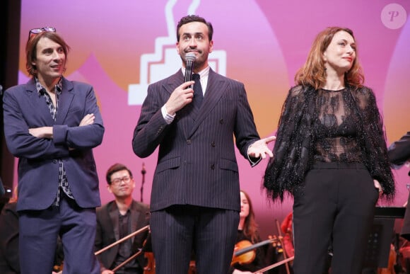 Thomas Scimeca, Jonathan Cohen, Natacha Lindingerde le série LE FLAMBEAU CANNESERIES SAISON 5 au Palais des Festivals et des Congrès de Cannes, mercredi 6 avril 2022. Soirée de clôture. © Christophe Aubert via Bestimage 