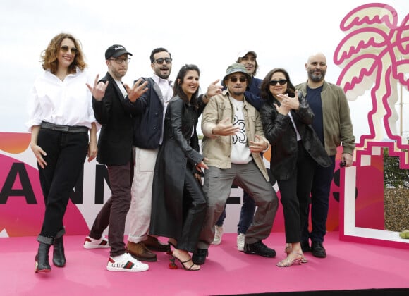 Natacha Lindinger, Sébastien Chassagne, Jonathan Cohen, Geraldine Nakache, Mister V, Thomas Scimeca, Jerome Commandeur et Laura Felpin - Photocall de la série "Le Flambeau, les aventuriers de Chupacabra" lors de la 5ème édition du Festival International Canneseries à Cannes. Le 6 avril 2022 © Denis Guignebourg / Bestimage