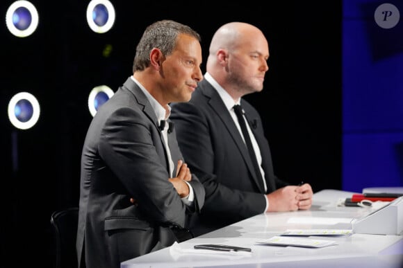 Semi-exclusif - Marc-Olivier Fogiel (directeur général de BFMTV), Philippe Corbé - Conférence de presse de rentrée de BFMTV saison 2021/2022 à l'Altice Campus à Paris, France, le 25 août 2021. © Christophe Clovis/Bestimage