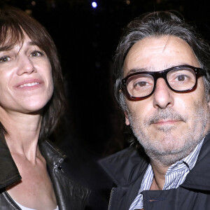 Charlotte Gainsbourg et Yvan Attal - La grande conférence du collectif agirensemble présente "Solitude d'Israël", le livre de Bernard-Henri Lévy à la salle Pleyel à Paris le 19 mars 2024. © Cédric Perrin / Bestimage 