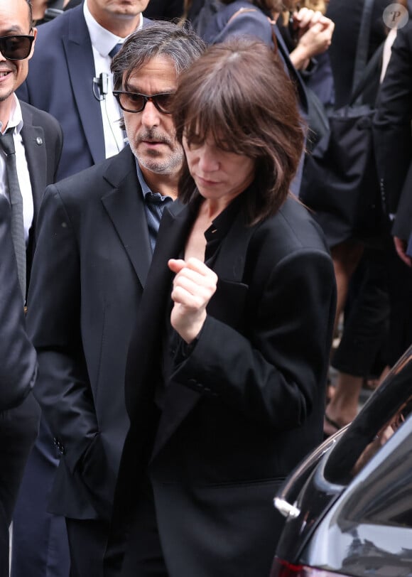 Charlotte Gainsbourg et Yvan Attal - Sorties des célébrités aux obsèques de Jane Birkin en l'église Saint-Roch à Paris. Le 24 juillet 2023 © Jacovides-KD Niko / Bestimage 