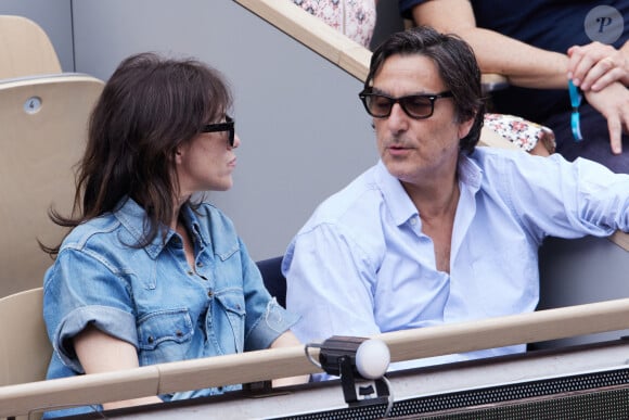 Yvan Attal et sa compagne Charlotte Gainsbourg - Célébrités en tribunes des Internationaux de France de tennis de Roland Garros 2023 à Paris le 11 juin 2023. © Jacovides-Moreau/Bestimage 