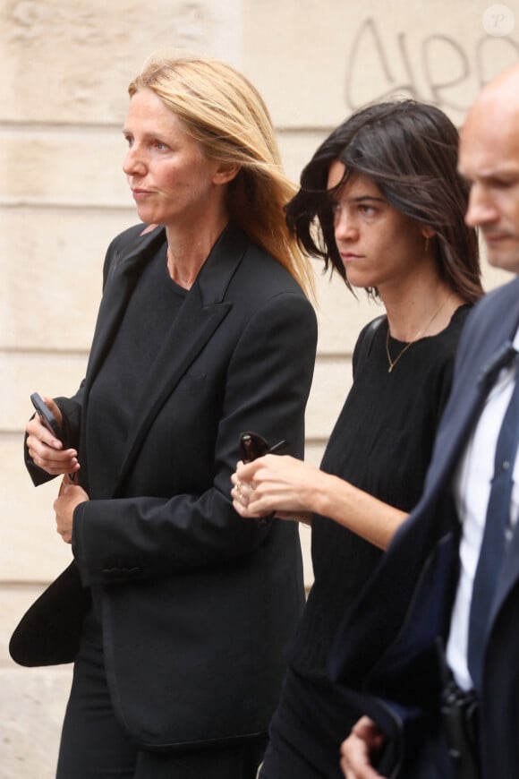 Sandrine Kiberlain et sa fille Suzanne Lindon - Arrivées des célébrités aux obsèques de Jane Birkin en l'église Saint-Roch à Paris. Le 24 juillet 2023 © Jacovides-KD Niko / Bestimage 