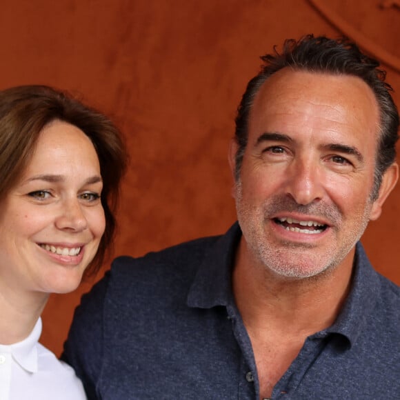 Jean Dujardin et sa femme Nathalie Péchalat au village lors des Internationaux de France de tennis de Roland Garros 2023, à Paris, France, le 11 juin 2023. © Jacovides-Moreau/Bestimage  People at the Village during the Roland Garros International Tennis Championships in Paris, France, on June 11h, 2023 