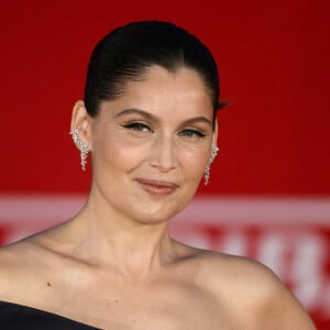 Laetitia Casta a attiré tous les regards sur elle grâce à sa tenue
Laetitia Casta sur le tapis rouge du 19e Festival du Film de Rome le lundi 21 octobre 2024.