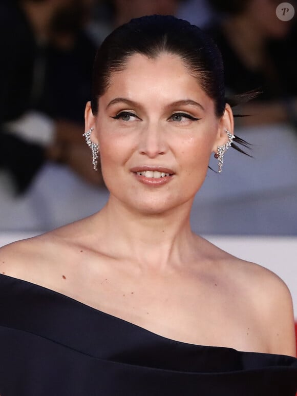 En effet, la comédienne portait une magnifique robe asymétrique qui mettait parfaitement en valeur sa plastique sculpturale
Laetitia Casta lors du 19ème Festival du film de Rome à l'Auditorium Parco Della Musica à Rome, Italie, le 21 octobre 2024. © Marco Provvisionato/IPA via ZUMA Press/Bestimage