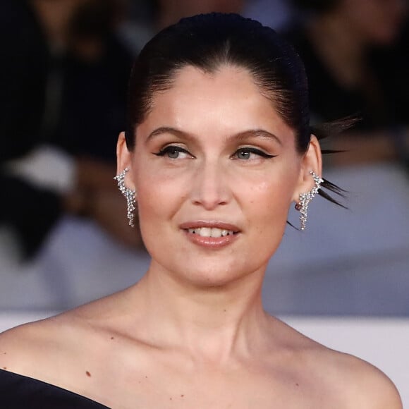 En effet, la comédienne portait une magnifique robe asymétrique qui mettait parfaitement en valeur sa plastique sculpturale
Laetitia Casta lors du 19ème Festival du film de Rome à l'Auditorium Parco Della Musica à Rome, Italie, le 21 octobre 2024. © Marco Provvisionato/IPA via ZUMA Press/Bestimage