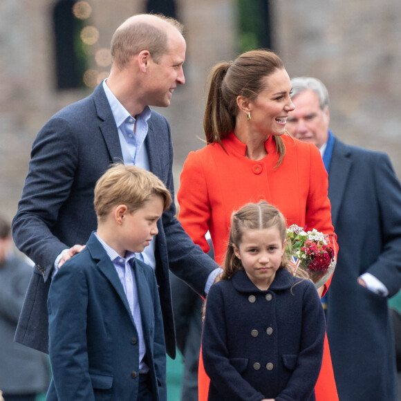 La famille royale britannique s'agrandit !
Le prince William, duc de Cambridge, et Catherine (Kate) Middleton, duchesse de Cambridge, accompagnés de leurs enfants, le prince George de Cambridge et la princesse Charlotte de Cambridge en visite au château de Cardiff, Royaume Uni, le 4 juin 2022, à l'occasion du jubilé de platine de la reine d'Angleterre. 