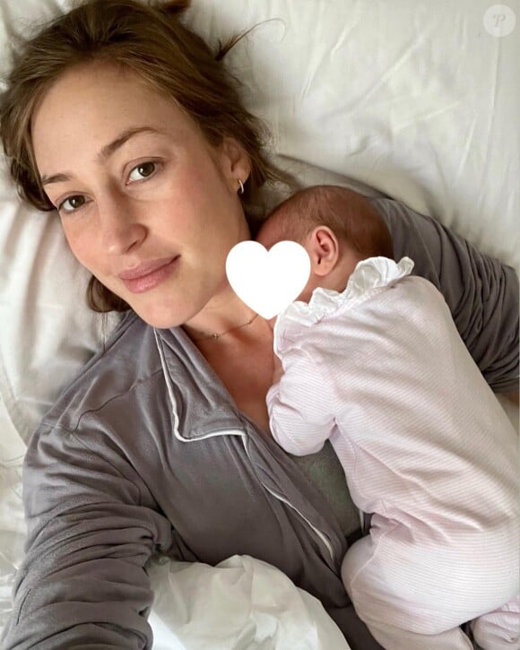 Après la naissance de sa fille Elodie l'an dernier
Tatiana Mountbatten, fille d'un cousin du roi Charles III et jeune maman d'une petite fille