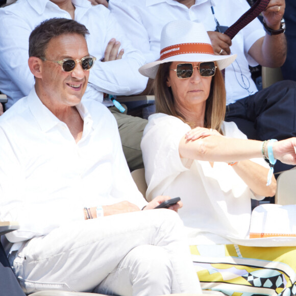 Julien Courbet et sa femme Catherine en tribunes lors des Internationaux de France de tennis de Roland Garros 2023, à Paris, France, le 6 juin 2023. © Jacovides-Moreau/Bestimage 