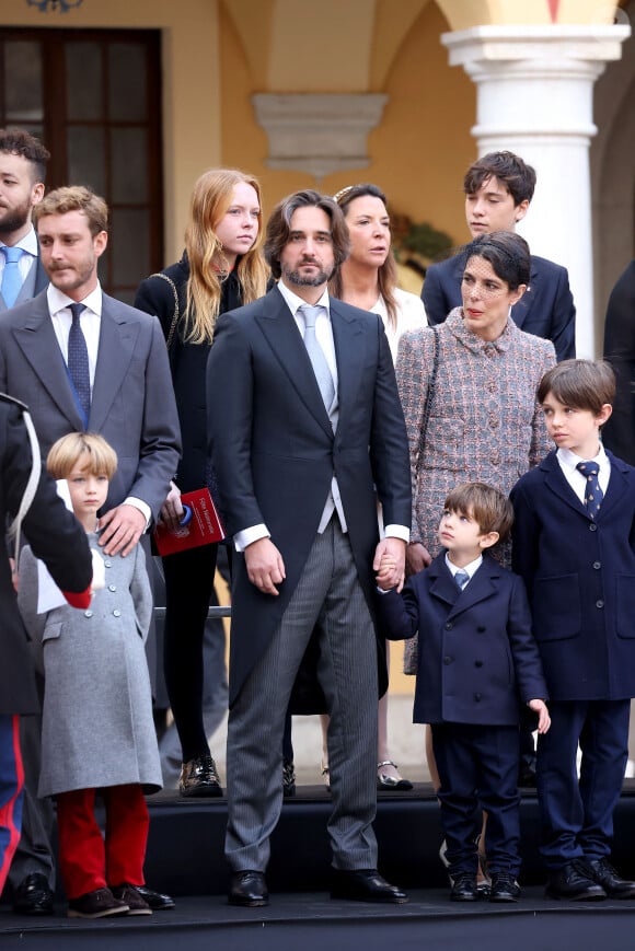 Avec leur fils Balthazar qui fête ses 6 ans ce 23 octobre 2024 et Raphaël, fils que Charlotte à eu avec Gad Elmaleh
Pierre Casiraghi, Dimitri Rassam, Charlotte Casiraghi, Balthazar Rassam, Raphaël Elmaleh - La famille princière de Monaco dans la cour du palais lors de la Fête Nationale de la principauté de Monaco le 19 novembre 2022. © Dominique Jacovides / Bruno Bebert / Bestimage 