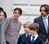 Ils signaient là leur première apparition officielle tous ensemble
Charlotte Casiraghi, Dimitri Rassam, Sasha Casiraghi et Raphaël Elmaleh - La famille princière de Monaco dans la cour du palais lors de la Fête Nationale de la principauté de Monaco le 19 novembre 2022. © Dominique Jacovides / Bruno Bebert / Bestimage 