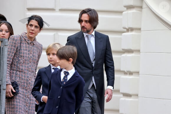 Ils signaient là leur première apparition officielle tous ensemble
Charlotte Casiraghi, Dimitri Rassam, Sasha Casiraghi et Raphaël Elmaleh - La famille princière de Monaco dans la cour du palais lors de la Fête Nationale de la principauté de Monaco le 19 novembre 2022. © Dominique Jacovides / Bruno Bebert / Bestimage 