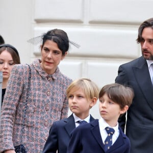 La princesse Alexandra de Hanovre, Charlotte Casiraghi, Sasha Casiraghi, Raphaël Elmaleh et Dimitri Rassam - La famille princière de Monaco dans la cour du palais lors de la Fête Nationale de la principauté de Monaco le 19 novembre 2022. © Dominique Jacovides / Bruno Bebert / Bestimage 