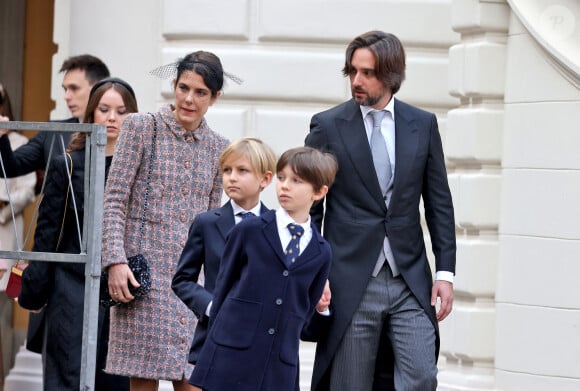 La princesse Alexandra de Hanovre, Charlotte Casiraghi, Sasha Casiraghi, Raphaël Elmaleh et Dimitri Rassam - La famille princière de Monaco dans la cour du palais lors de la Fête Nationale de la principauté de Monaco le 19 novembre 2022. © Dominique Jacovides / Bruno Bebert / Bestimage 