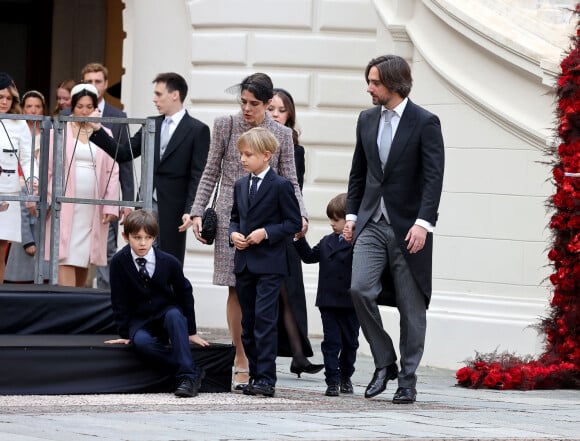 Raphaël Elmaleh, Charlotte Casiraghi, Sasha Casiraghi, Balthazar Rassam et son père Dimitri - La famille princière de Monaco dans la cour du palais lors de la Fête Nationale de la principauté de Monaco le 19 novembre 2022. © Dominique Jacovides / Bruno Bebert / Bestimage 