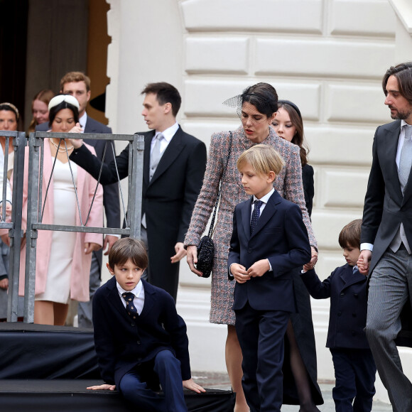 Raphaël Elmaleh, Charlotte Casiraghi, Sasha Casiraghi, Balthazar Rassam et son père Dimitri - La famille princière de Monaco dans la cour du palais lors de la Fête Nationale de la principauté de Monaco le 19 novembre 2022. © Dominique Jacovides / Bruno Bebert / Bestimage 