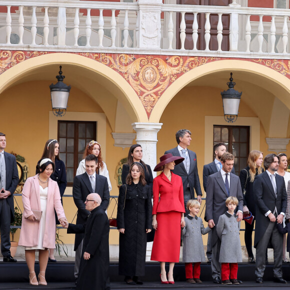 Une apparition qui a permis à tout le monde de constater leur ressemblance plutôt flagrante
La famille princière - La famille princière de Monaco dans la cour du palais lors de la Fête Nationale de la principauté de Monaco le 19 novembre 2022. © Dominique Jacovides / Bruno Bebert / Bestimage 