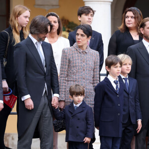 Entre les costumes cravate, les manteaux sombres et les coiffures quasi-similaires, difficile de faire une différence. Heureusement, la taille les différenciait ce jour là
Dimitri Rassam, Charlotte Casiraghi, Raphaël Elmaleh et Balthazar Rassam - La famille princière de Monaco dans la cour du palais lors de la Fête Nationale de la principauté de Monaco le 19 novembre 2022. © Dominique Jacovides / Bruno Bebert / Bestimage 