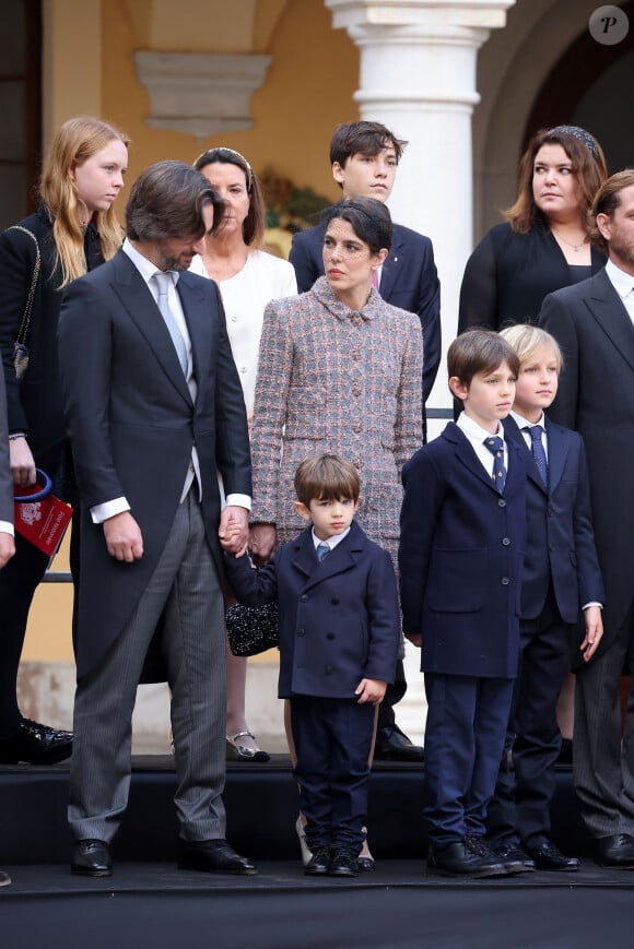 Entre les costumes cravate, les manteaux sombres et les coiffures quasi-similaires, difficile de faire une différence. Heureusement, la taille les différenciait ce jour là
Dimitri Rassam, Charlotte Casiraghi, Raphaël Elmaleh et Balthazar Rassam - La famille princière de Monaco dans la cour du palais lors de la Fête Nationale de la principauté de Monaco le 19 novembre 2022. © Dominique Jacovides / Bruno Bebert / Bestimage 