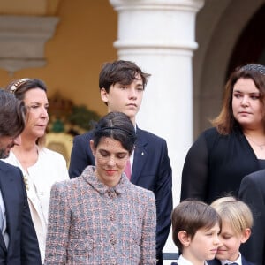 Dimitri Rassam, Charlotte Casiraghi, Raphaël Elmaleh et Balthazar Rassam - La famille princière de Monaco dans la cour du palais lors de la Fête Nationale de la principauté de Monaco le 19 novembre 2022. © Dominique Jacovides / Bruno Bebert / Bestimage 